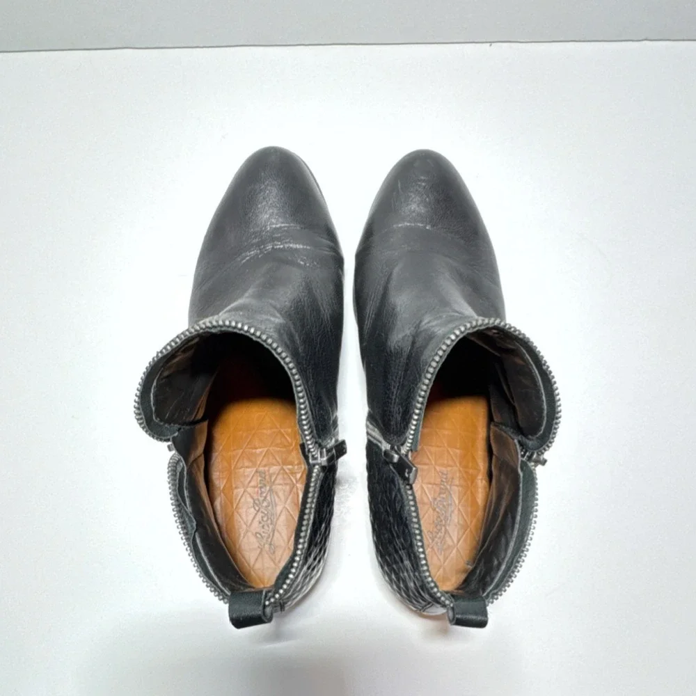 Lucky Brand Black Leather Ankle Bootie with Zipper and Textured Heel‎ Accent